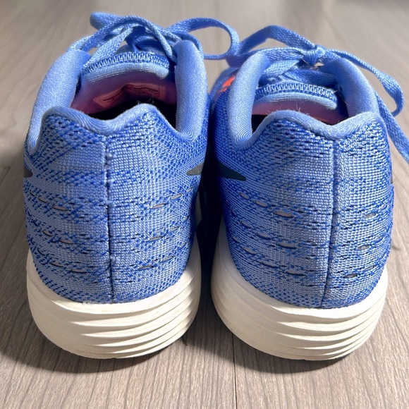 Women’s lightweight Nike running sneakers, Sz 6 - Picture 4 of 9